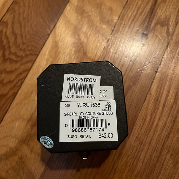 EUC ITB Juicy Couture Pearl Earrings without backings - Picture 5 of 5